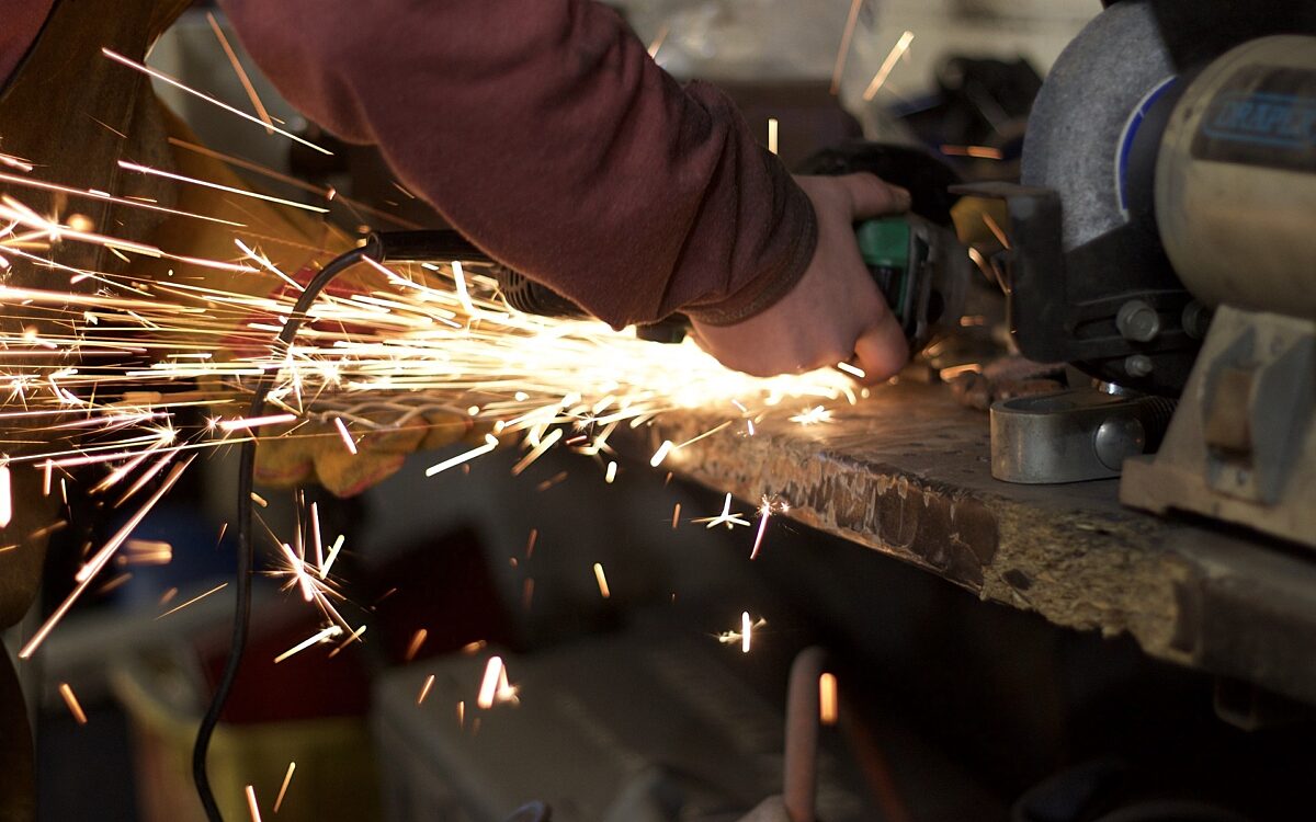 Funkenflug bei einem Mitarbeiter in der Metall- und Elektroindustrie Funkenflug bei einem Mitarbeiter in der Metall- und Elektroindustrie